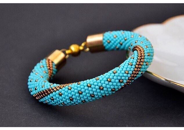 Стильный жгутик с горошинками