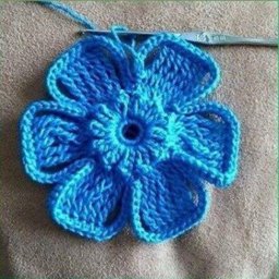 Вязаный цветочек