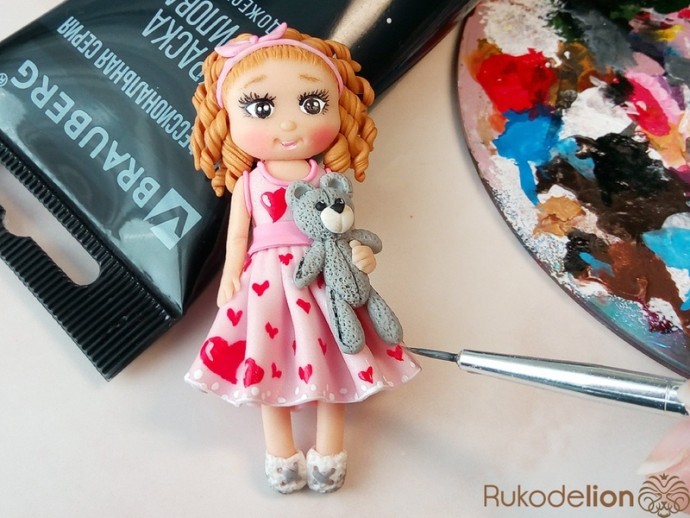 Брошь "Куколка" из полимерной глины