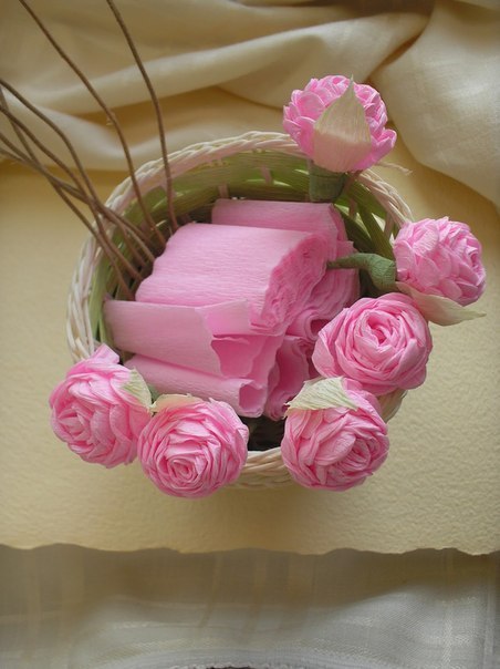 Изумительно красивые розы из гофрированной бумаги