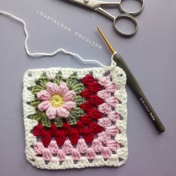 Яркий и красочный квадратный мотив крючком