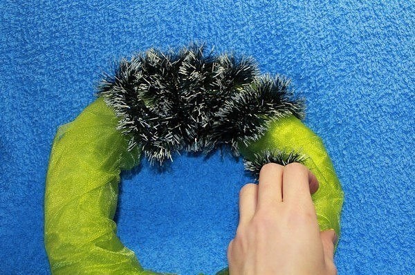 Венок на основе из газеты