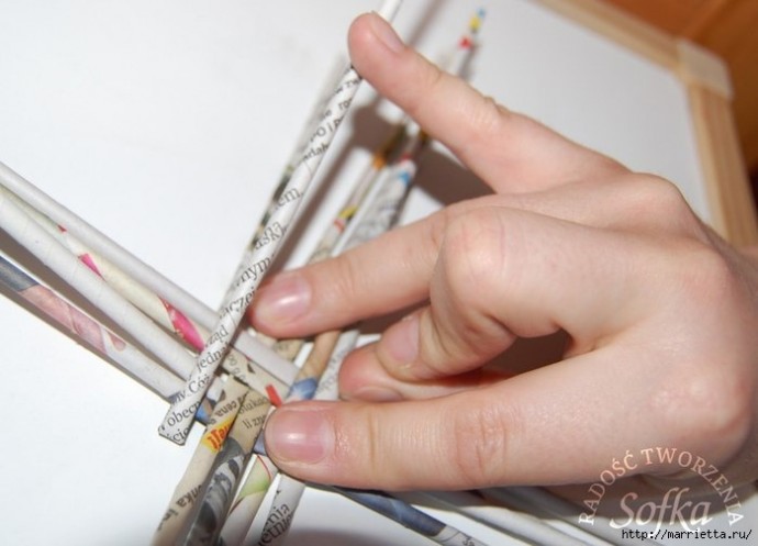 Круглая корзинка или шкатулочка из газетных трубочек: мастер-класс