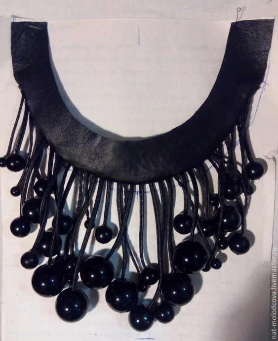 Колье из кожаного шнура и бусин