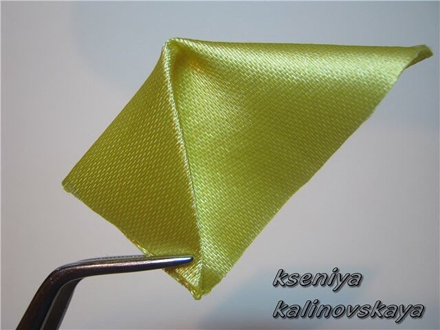 Красивый цветок из лент Красивый цветок из лент