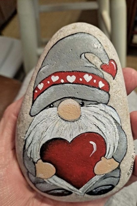 Расписные декоративные камушки с гномиками