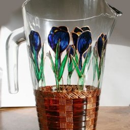 Весенние крокусы на кувшине