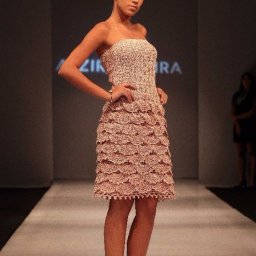 ​Платье с необычной юбкой для особых торжеств