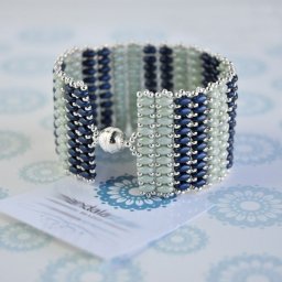 Стильный браслет из бисера и бусин