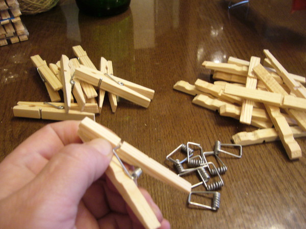 Бочонок для напитков из прищепок