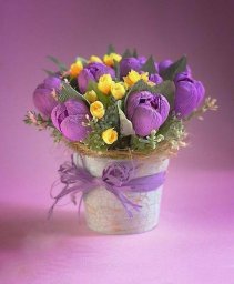 Букет крокусов из конфет и гофрированной бумаги: мастер-класс