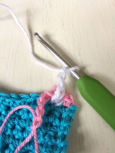 Двухцветная обвязка края крючком