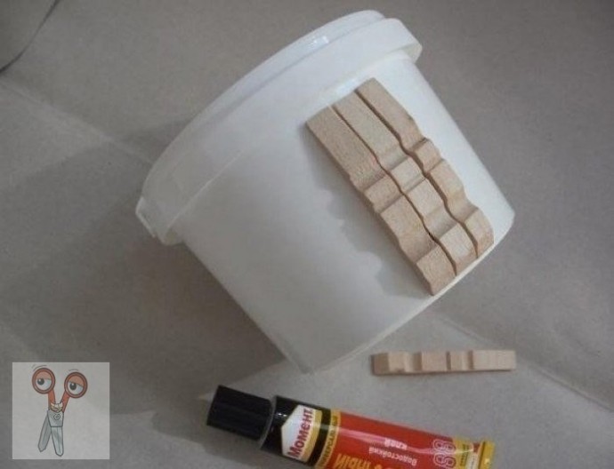 ​Корзинки из деревянных прищепок и пластиковых банок