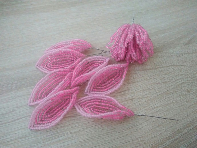 Большой цветок из бисера