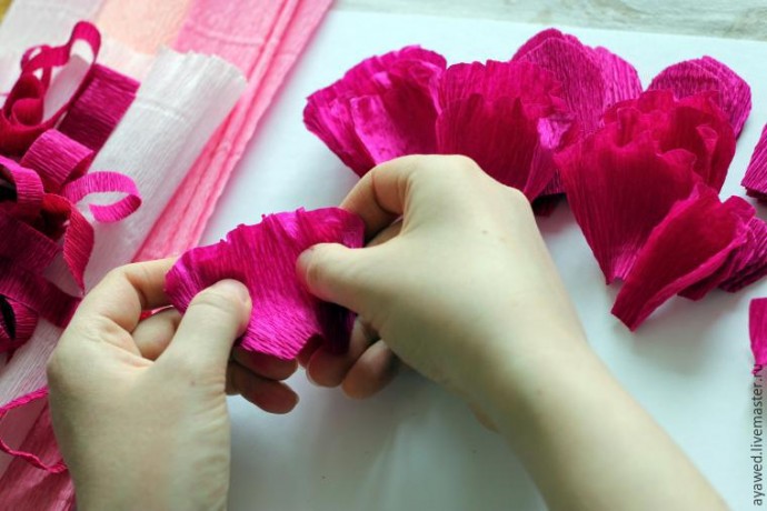 Цветы из гофробумаги для декора подарочной коробки