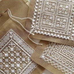 Салфетки или подушечки с квадратной вышивкой