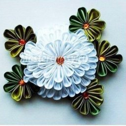 Объемный цветок из лент в технике канзаши