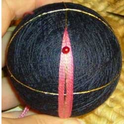 Темари или искусство вышивки на шарах: узор "веретено"