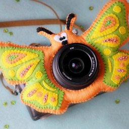 Забавная игрушка на фотоаппарат