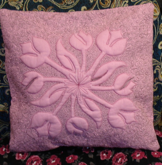 Декоративные подушечки, выполненные в технике Трапунто
