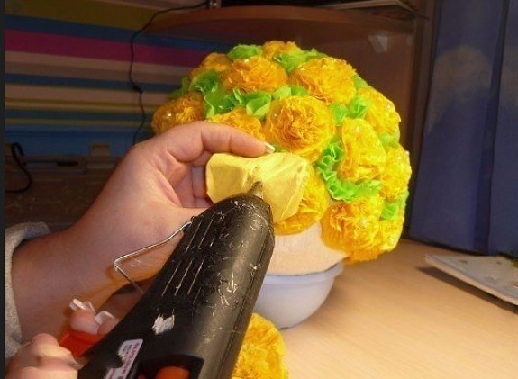 Яркий букет из обычных салфеток