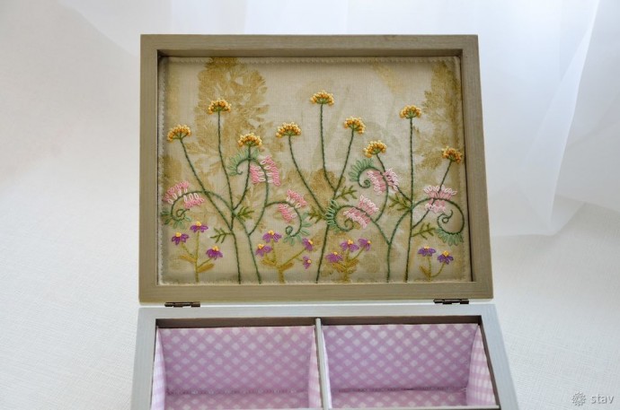 Декор шкатулки хлопком, который окрашен травами Декор шкатулки хлопком, который окрашен травами