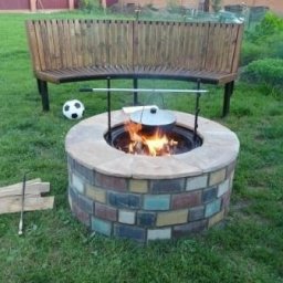 ​Круглый очаг из кирпичей и камня