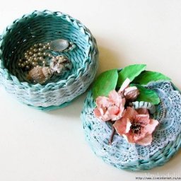 Шкатулка, плетенная из газетных трубочек