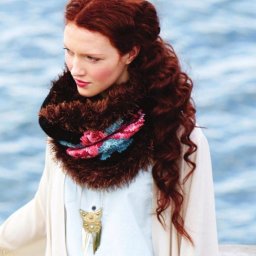 ​Вязанный снуд с оторочкой из "меха" с ярким акцентом
