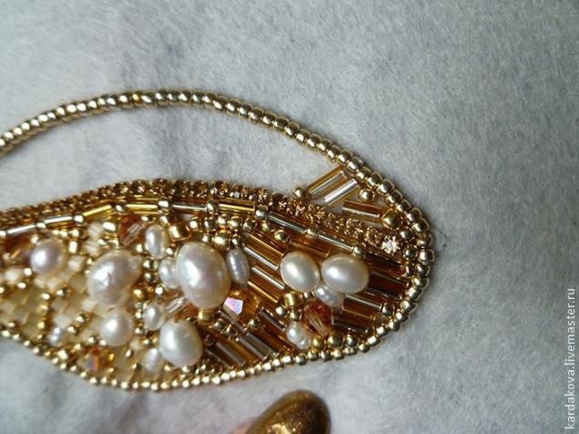 Брошь из бисера "Перо"