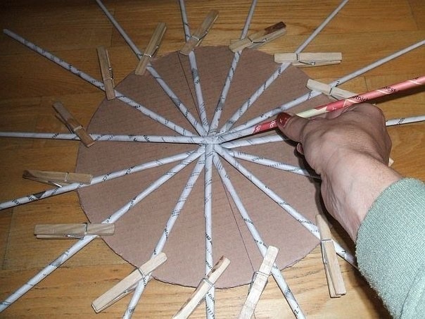 Плетём корзинку из газетных трубочек