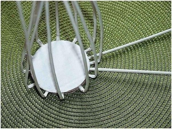 Нежные вазы из газетных трубочек