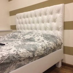 Двуспальная кровать с изголовьем в каретной стяжке
