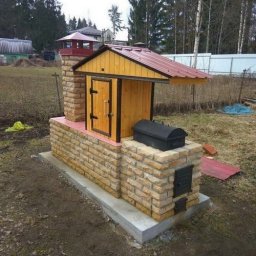 Шикарная комбинированная коптильня из кирпича для дачи