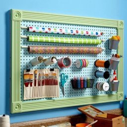 Очаровательная полка для рукодельных инструментов