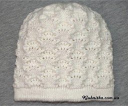 Шапочка спицами с красивым верхом и нежным узором