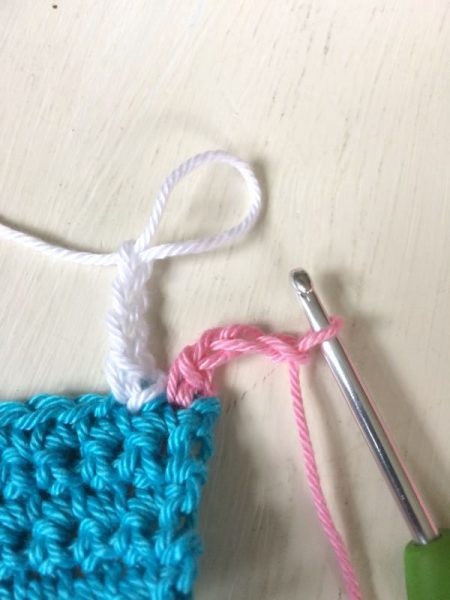 Двухцветная обвязка края крючком