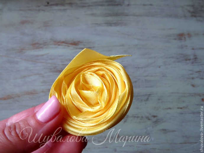 Жёлтая роза из атласной ленты