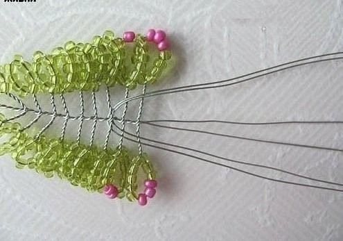 Красивая композиция из бисера на проволочном каркасе Красивая композиция из бисера на проволочном каркасе