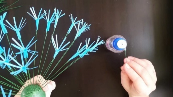 Одуванчик из трубочек и проволоки