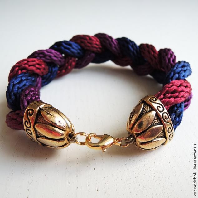 Браслет-коса из шнуров кумихимо