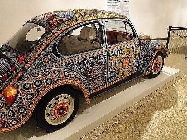 ​Машина, полностью покрытая узорами из бусин: идея для творчества