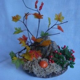 ​Прекрасная осенняя композиция из кленовых листьев