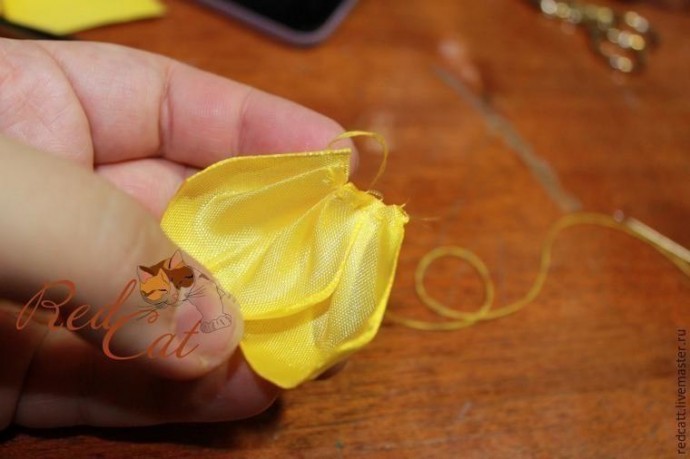 Прелестные цветочки из атласных лент