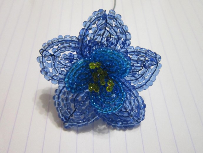 Роскошная фиалка из бисера