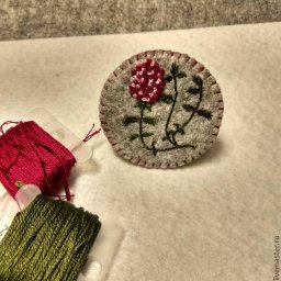 Создание брошки из фетра с вышитым тимьяном