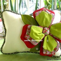 Как сшить лоскутный цветок для украшения подушки