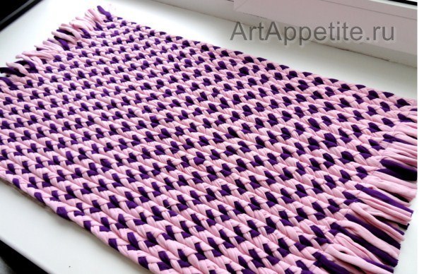 Коврик, сшитый из плетеных полос