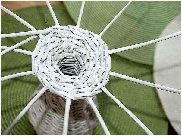 Нежные вазы из газетных трубочек