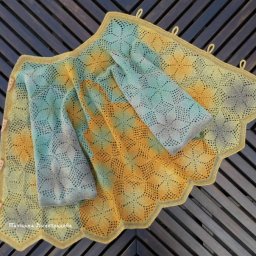 Очаровательная кофточка с градиентным окрашиванием пряжи